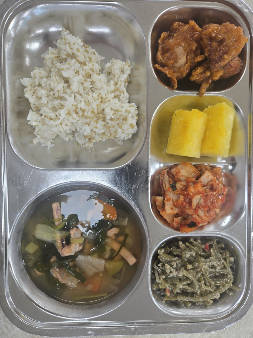 차조밥 
맑은짬뽕 (5.6.8.9.17.18)
고구마줄기볶음 
닭강정 (5.6.12.13.15)
배추김치 (9)
파인애플 