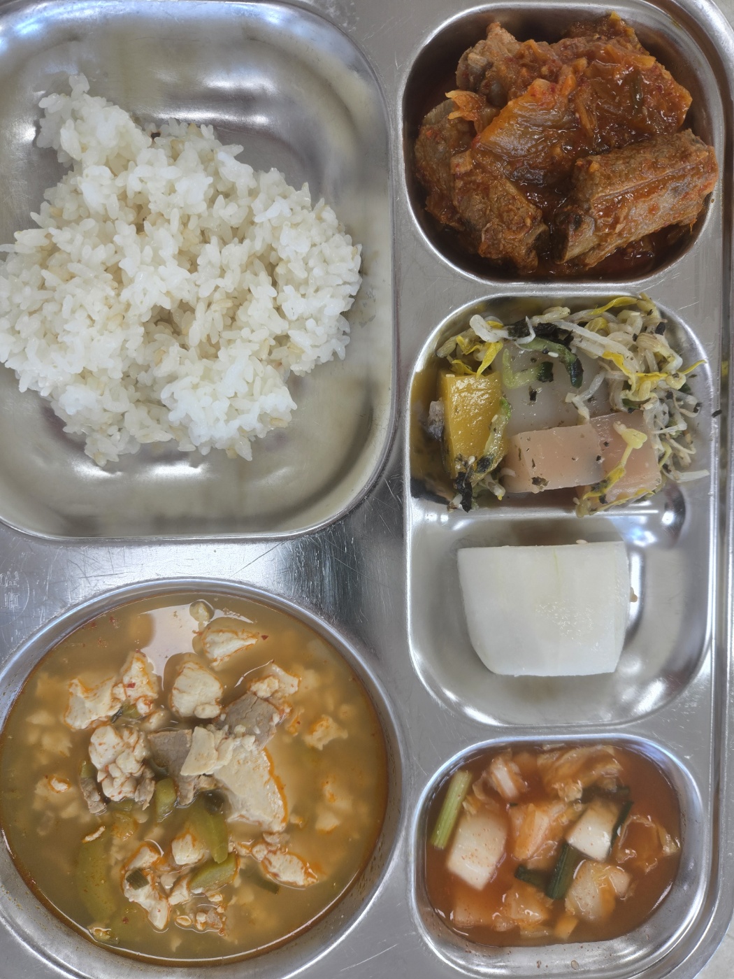 현미밥 
순두부찌개 (6.9.10.5)(순한맛-1학년)
등갈비김치찜* (5.6.9.10.13)
청포묵무침-2 (5.6.13)
나박김치 (9)
참외* 